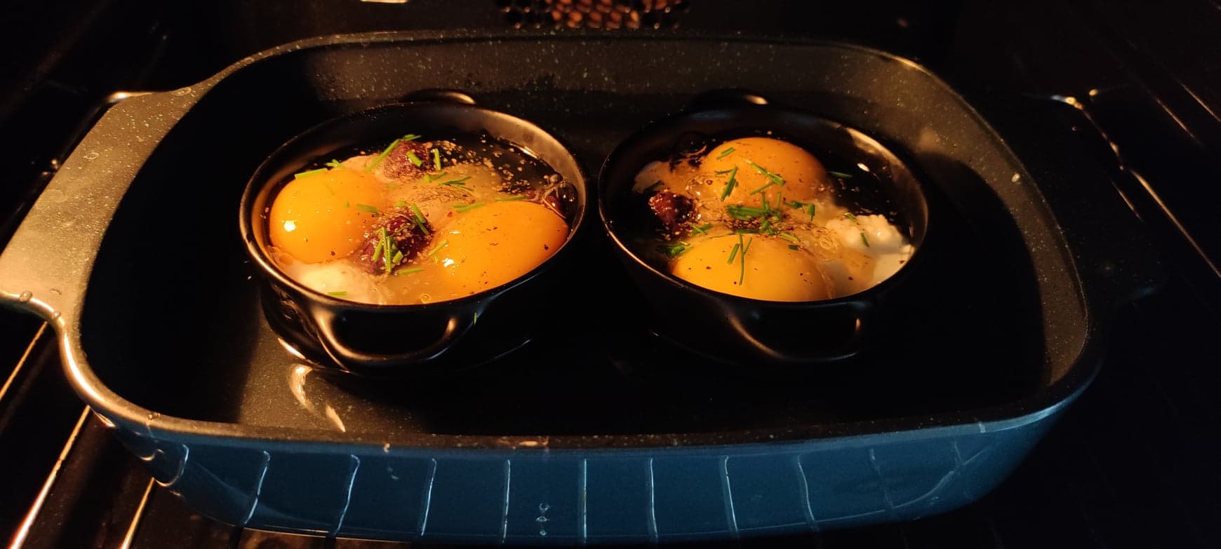Les œufs en cocotte à l'italienne sont cuits au bain-marie dans le four.